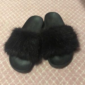 Fur flip flops